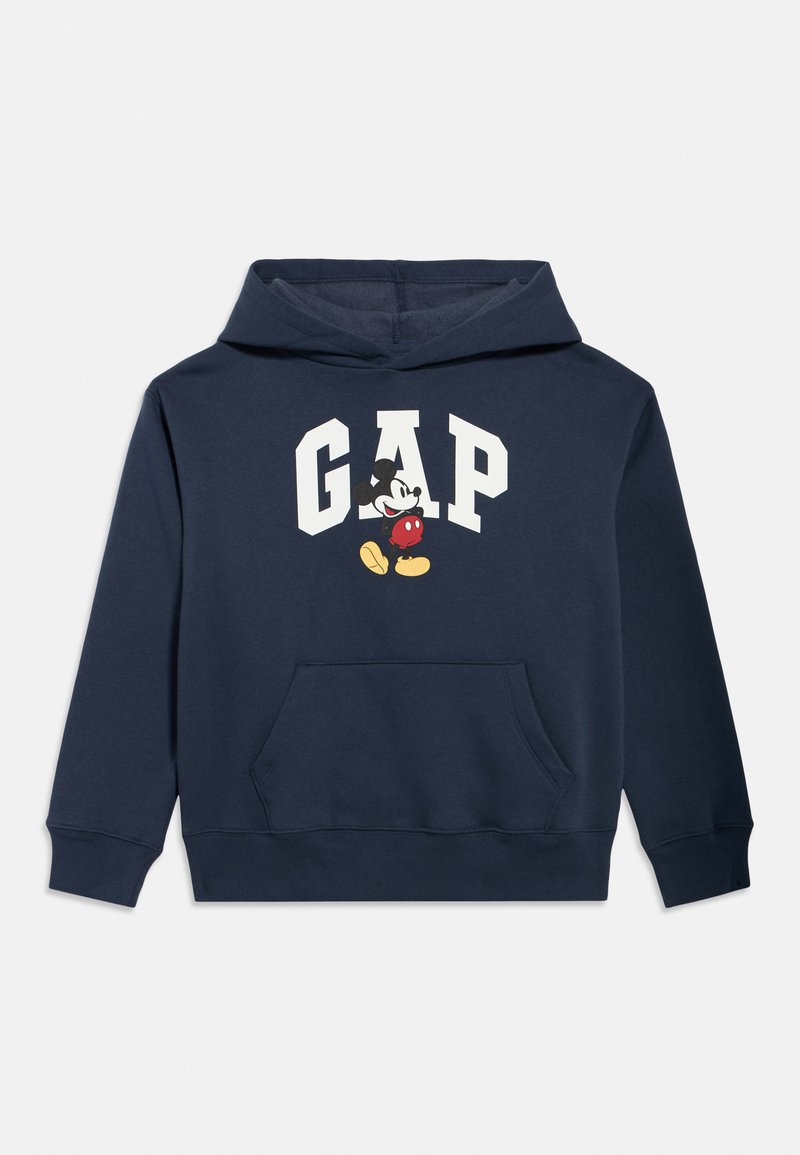 Granatowa bluza z kapturem z przednią kieszenią, białymi literami GAP oraz ilustracją Myszki Miki chodzącej, ubranej w czerwone spodenki i żółte buty.