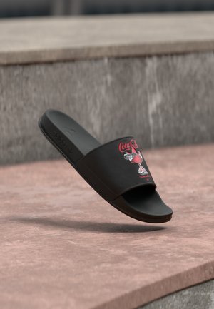 adidas Originals, ADILETTE OG COCA COLA UNISEX - Pantolette flach - core black/footwear white