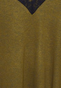 Maglione a maglia in verde oliva, con scollatura a V decorata da dettagli in pizzo nero. Texture morbida con una leggera variazione di colore.