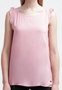 Rosa ärmelloses Top aus glattem Stoff mit gerafften Schulterakzenten und Rundhalsausschnitt. Kleines Logodetail am Saum.