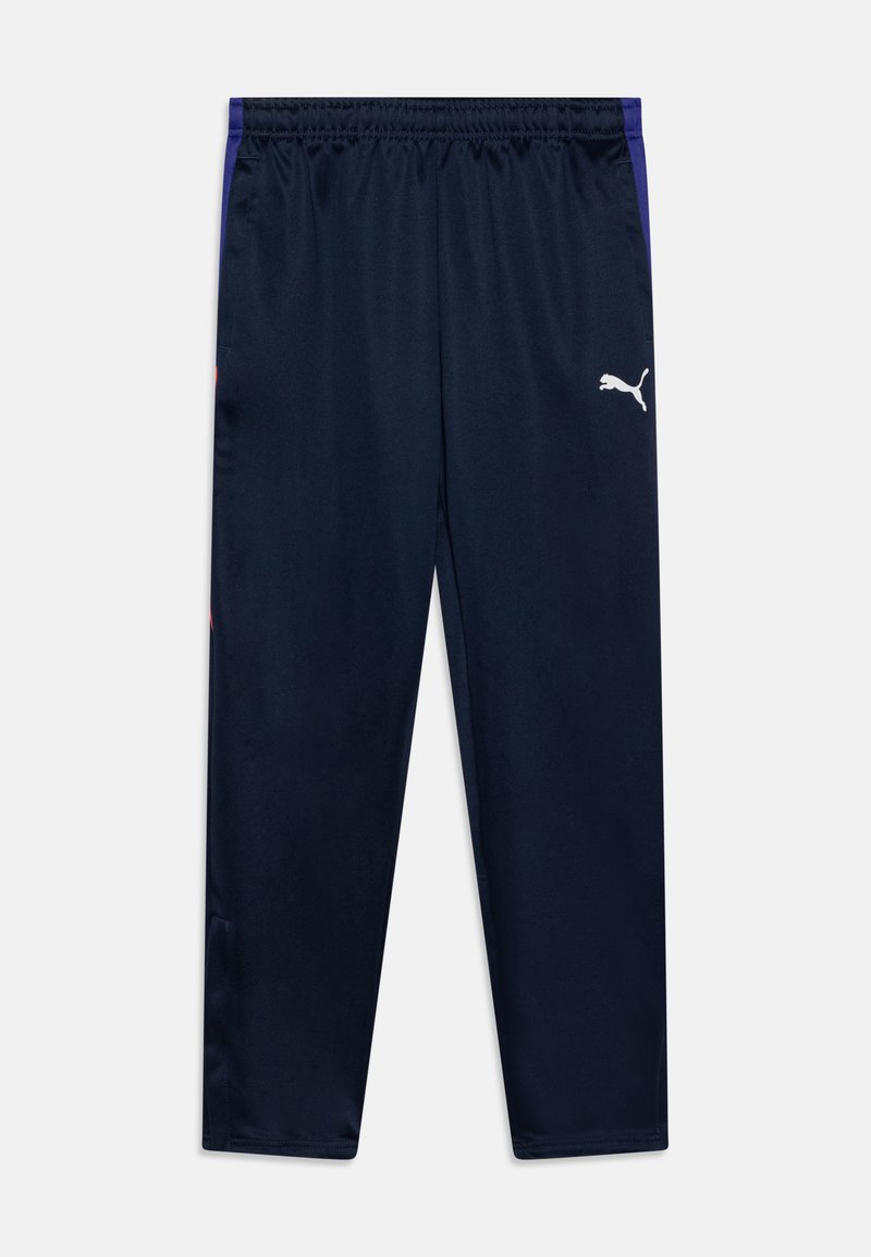 Calças em tecido azul-marinho escuro com uma textura suave. Apresenta um cós elástico, logo branco na coxa esquerda e detalhes laterais roxos.