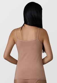 Camisola marrone, attillata, realizzata in morbido tessuto, con sottili spalline e un design semplice, mostrata da dietro.