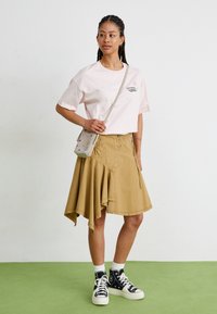 Converse SUMMER FLOWERS LOOSE - Tricou cu imprimeu - blush hush