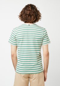 Gestreiftes T-Shirt mit grünen und cremefarbenen horizontalen Streifen, kurzen Ärmeln, Rundhalskragen und einem kleinen Logostreifen auf der Rückseite. Weiches, leichtes Material.