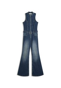 Džinsovni kombinezon brez rokavov, spredaj z zadrgo, pasom in širokimi hlačnicami; vsebuje rahlo obrabljenost in klasično modro barvo.