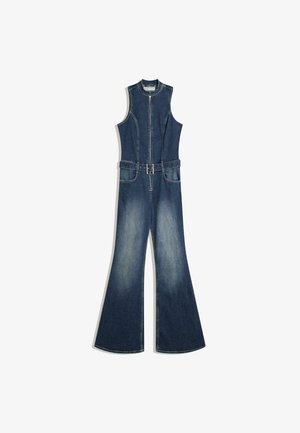 Denim-Jumpsuit mit ärmellos Design, Reißverschluss vorne, Taillengürtel und weit ausgestellten Beinen; weist leichte Abnutzungsspuren und klassische blaue Farbe auf.