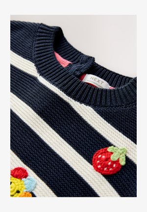 Marineblå og cremefarvet stribet strikket sweater med ribbet rund hals. Har en broderet rød jordbær og farverig blomsterapplikation.