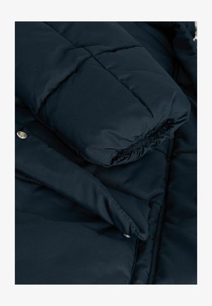 Tumesinine puff jakker, millel on tikitud tekstuur, elastsed mansetid ja nööbiga detail, valmistatud siledast veekindlast materjalist.