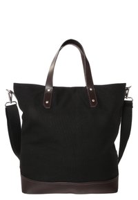 Černá plátěná taška s hnědými koženými akcenty, dvěma ramenními popruhy a kovovými detaily. Obsahuje prostorný interiér a jednoduchý design.