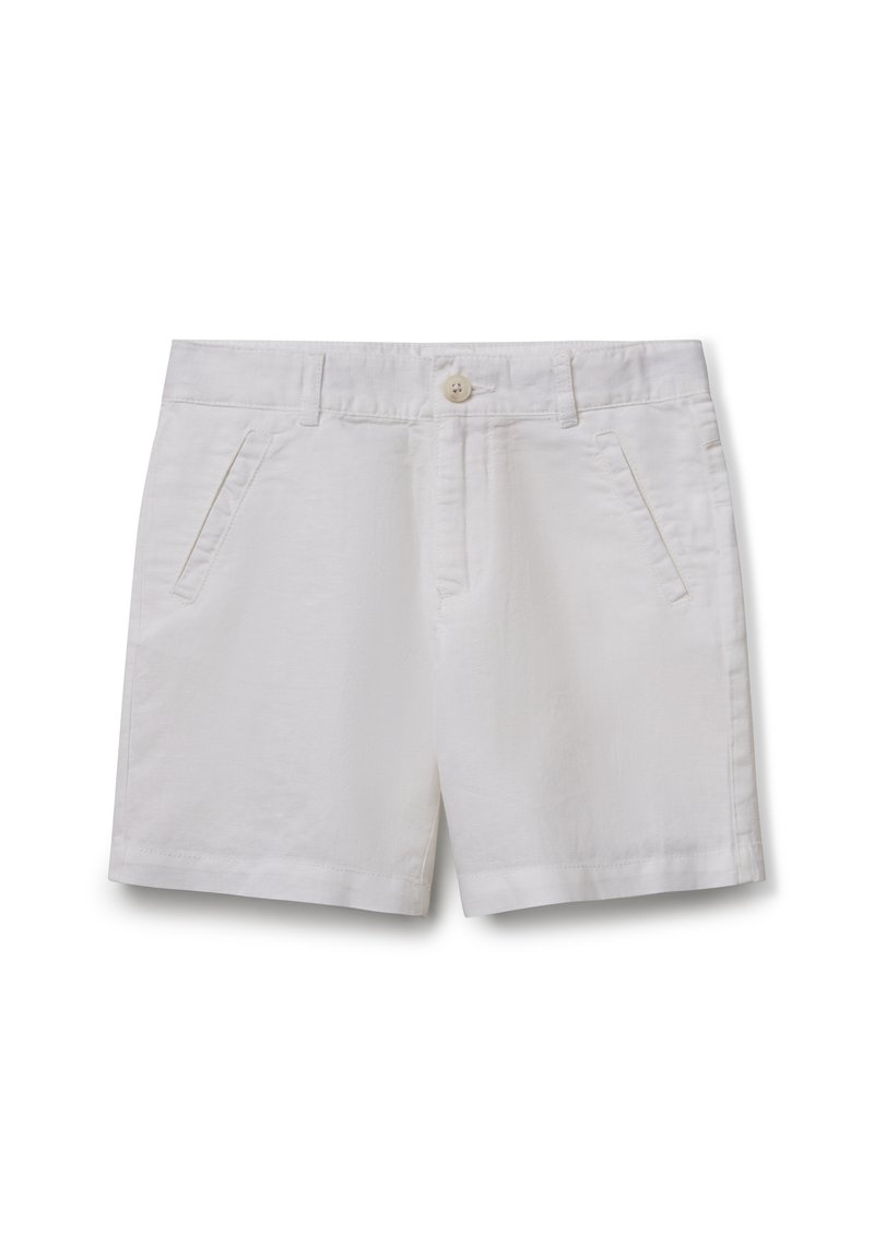 Pantaloni corti bianchi in lino con una texture liscia, caratterizzati da tasche anteriori, chiusura con bottone e linee pulite e sartoriali.
