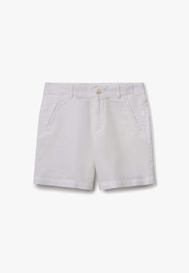 Shorts blancs en lin avec une texture lisse, dotés de poches avant, d'une fermeture à bouton et de lignes épurées et taillées.