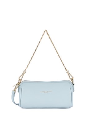 Sac à main en cuir bleu clair avec une bandoulière chaîne dorée et une fermeture éclair, forme rectangulaire, logo "LANCASTER PARIS" en or sur le devant.