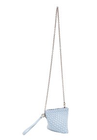 Lyseblå vævet læder crossbody taske med en trekantet form, kædestropp og en håndledstaske. Har en struktureret overflade og sølv hardware.