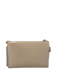 Clutch bag in pelle beige con superficie texturizzata, dotata di una tracolla in catena argentata e chiusura a zip per un accesso sicuro.