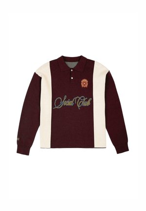Bordeaux farbenes und cremefarbenes langärmliges Polohemd mit Kragen, das auf der linken Brust mit dem aufgestickten Text "Social Club" und einem Logo verziert ist.