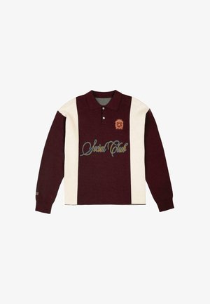 Camisa polo de manga larga burdeos y crema con cuello, que presenta bordado el texto "Social Club" y un logo en el lado izquierdo del pecho.