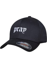 Juodas beisbolo kepurė, pagaminta iš audinio, ant priekinės dalies yra balta siuvinėta tekstas „pray“, kreivai vizorui ir šone yra Flexfit lipdukas.