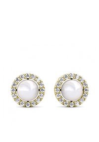 Orecchini a forma tondeggiante con una perla bianca centrale, circondata da un anello di cristalli trasparenti incastonati in metallo color oro. Superficie liscia, design classico.