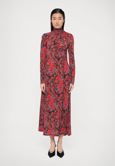 Robe à manches longues avec un motif floral, présentant des fleurs rouges et bleues sur un fond noir, avec un col haut et une silhouette ajustée.