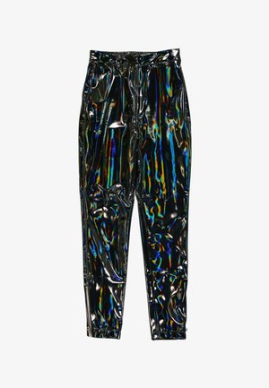 Pantalones holográficos negros y brillantes con bolsillos delanteros, cintura elástica y detalle de cremallera en el tobillo sobre un fondo blanco.