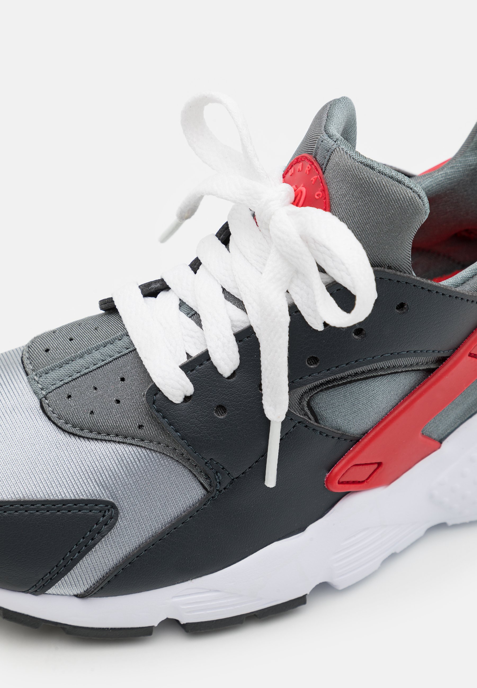 nike huarache grey red