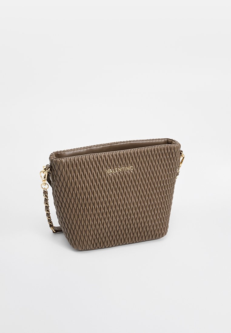 Sac à main rectangulaire marron avec un motif en losanges texturé, quincaillerie dorée et une bandoulière en chaîne. Marque visible sur le devant.
