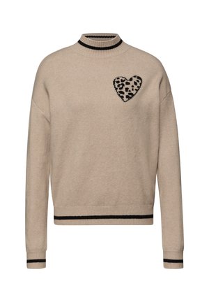 Suéter beige con cuello alto y detalles de rayas negras. Presenta una aplicación en forma de corazón con estampado de leopardo en el pecho izquierdo. Textura suave.