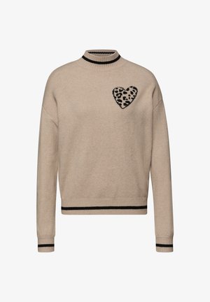 Beige trui met een hoge hals en zwarte gestreepte accenten. Voorzien van een hartapplicatie met luipaardprint op de linkerborst. Zachte textuur.