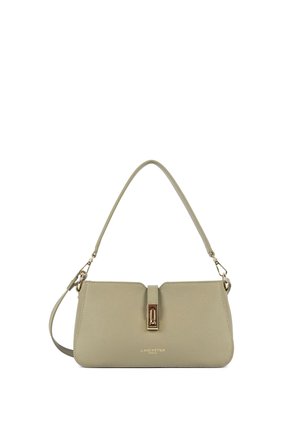 Petit sac à main en cuir beige avec détail de fermeture dorée et sangle courte, logo "Lancaster Paris" embossé au centre devant.