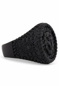 Anillo negro con borde texturizado trenzado y diseño de león en relieve. El material parece ser resistente y duradero con intrincados patrones geométricos.