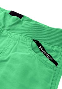 Gröna bomullsshorts med ribbad midja, med en sidficka. Midjan har en svart etikett med "Villerpalla"-logotyp.