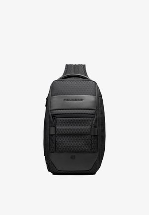 Schwarze, strukturierte Umhängetasche mit vorderer Reißverschlusstasche, gepolstertem Riemen und "Piquadro"-Logo auf glatter Fläche.