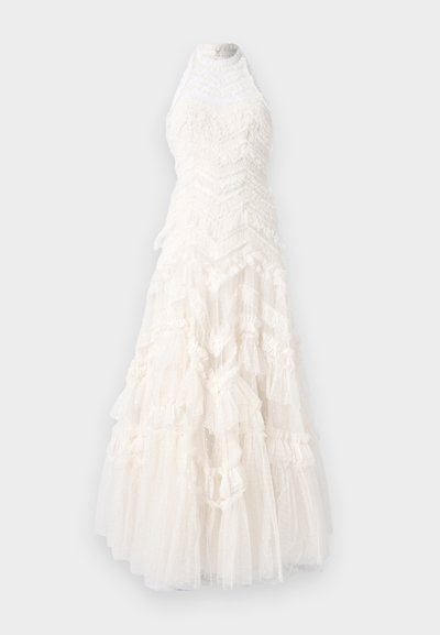 Witte avondjurk met gelaagd tule en gerimpelde accenten, een hoge halslijn en een lange, vloeiende silhouet. Textuurstof die licht van gewicht is.