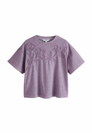 Kurzärmliges, lavendelfarbenes T-Shirt aus strukturiertem Stoff mit gestickten Blumenmotiven auf der Vorderseite. Lockerer Schnitt und runder Ausschnitt.