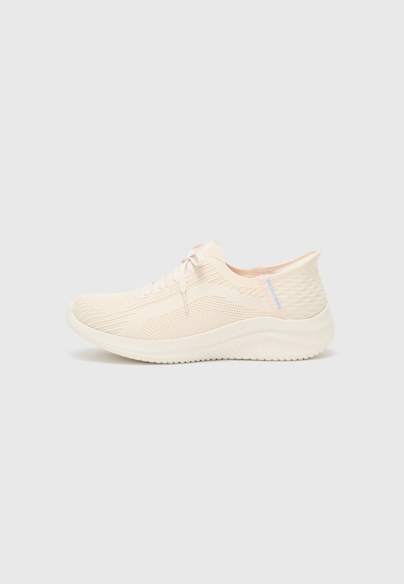Helle beiges Sport Schuhwerk mit einem strukturierten Strickoberteil, Schnürdesign und einer gepolsterten, geriffelten Sohle. Mit einem subtilen Akzentdetail.