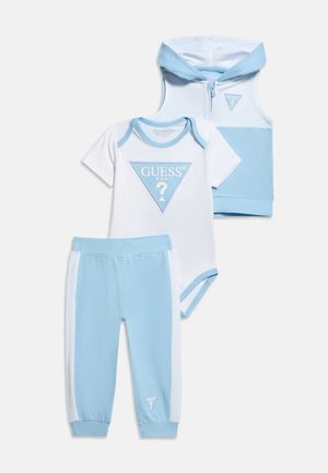 Tredelt babyantrekk med lyseblå og hvit ermeløs hettejakke, kortermet heldrakt med "GUESS"-logo, og matchende bukser.