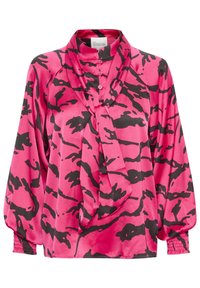 Różowa bluzka z czarnym abstrakcyjnym wzorem, z wysokim kołnierzem, zapięciem na guziki i bufiastymi rękawami z marszczonymi mankietami. Jedwabista faktura.