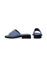 Blauwe schuifsandalen van glad materiaal, met een open teen ontwerp en een lage zwarte rubberen hak voor stabiliteit.