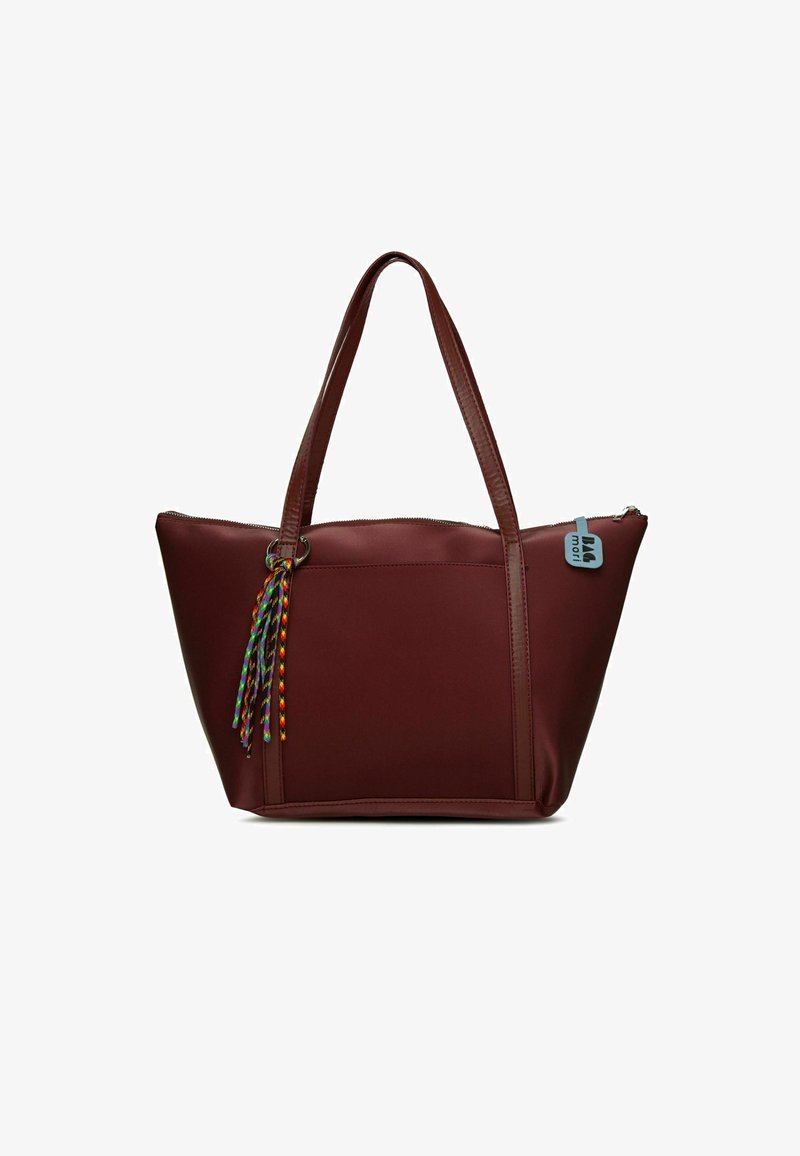 Rude raudona rankinė su užtrauktuku, turinti dvi rankenas ir spalvingą pintą kutą. Lygi tekstūra su sustiprintais siūlės.