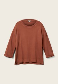 Maglione color ruggine con scollo rotondo, maniche a tre quarti e vestibilità comoda. Presenta un orlo arrotondato e un piccolo logo decorativo.