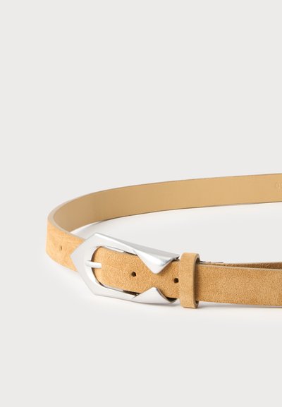 Ceinture en daim marron clair avec une boucle géométrique argentée unique sur un fond blanc uni.