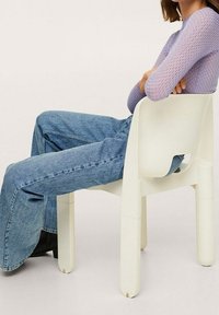 Valkoinen muovituoli, jossa on suora selkänoja ja neliömäinen istuin pyöristetyillä reunoilla. Istuin on tuettu neljällä tukevalla jalalla.