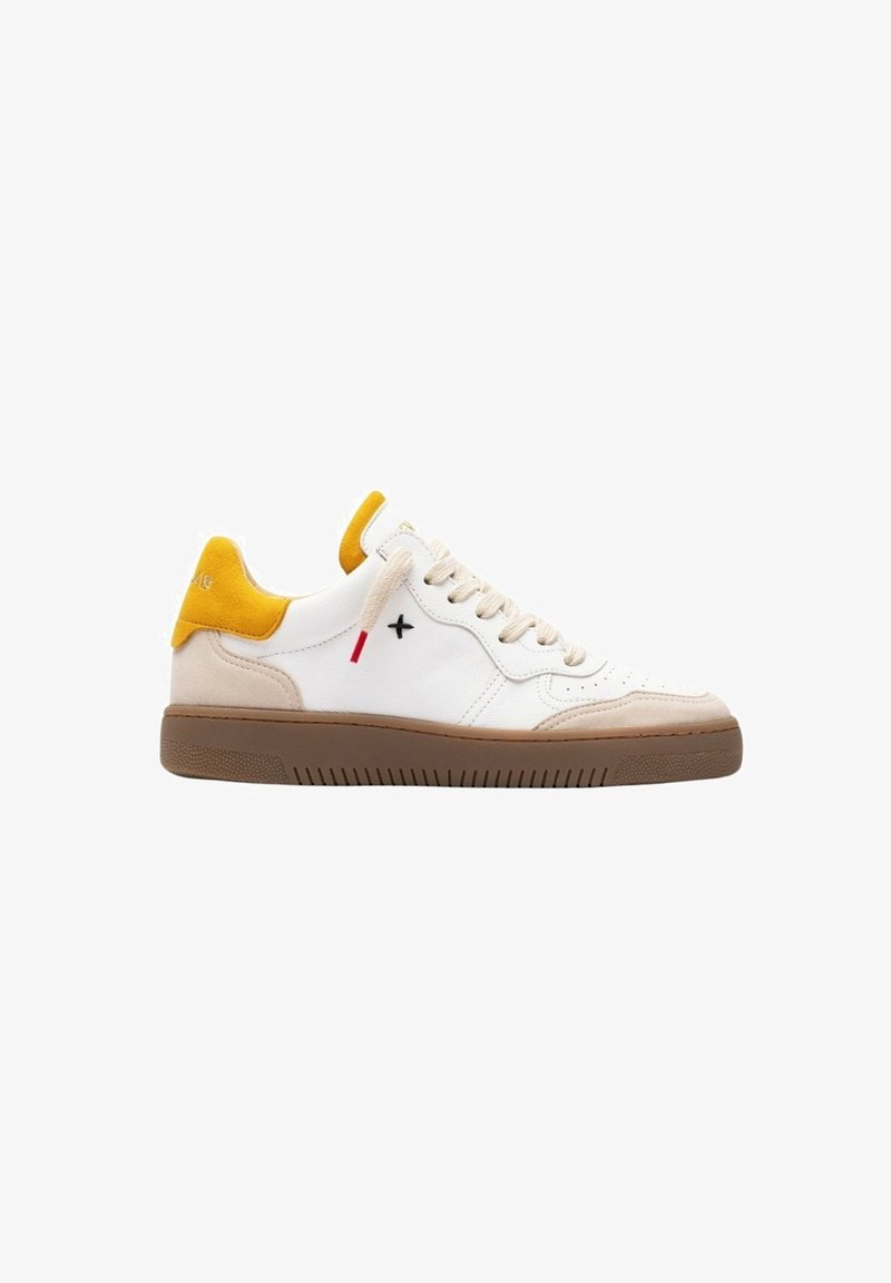 Sneaker bianche e beige con accenti gialli sul tallone, materiali in suede e pelle, punta rotonda e suola in gomma marrone texturizzata.