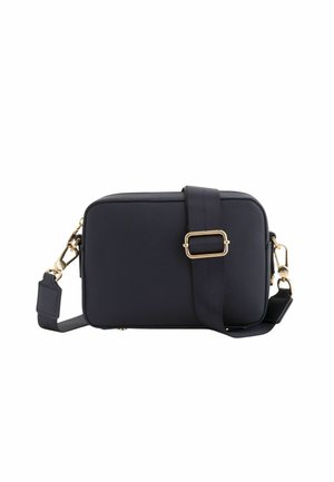 Kompaktowa, czarna torebka na ramię w kształcie prostokąta, z regulowanym paskiem oraz złoconymi metalowymi zapięciami i klamrą.