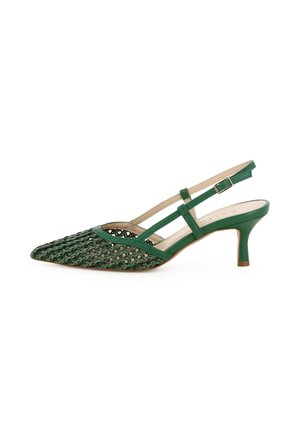 Grüner Slingback-Pumps mit spitz zulaufender Zehenpartie, gewebtem Obermaterial, dünnen Riemen, verstellbarer Schnalle und niedrigem Stilettoabsatz auf weißem Hintergrund.