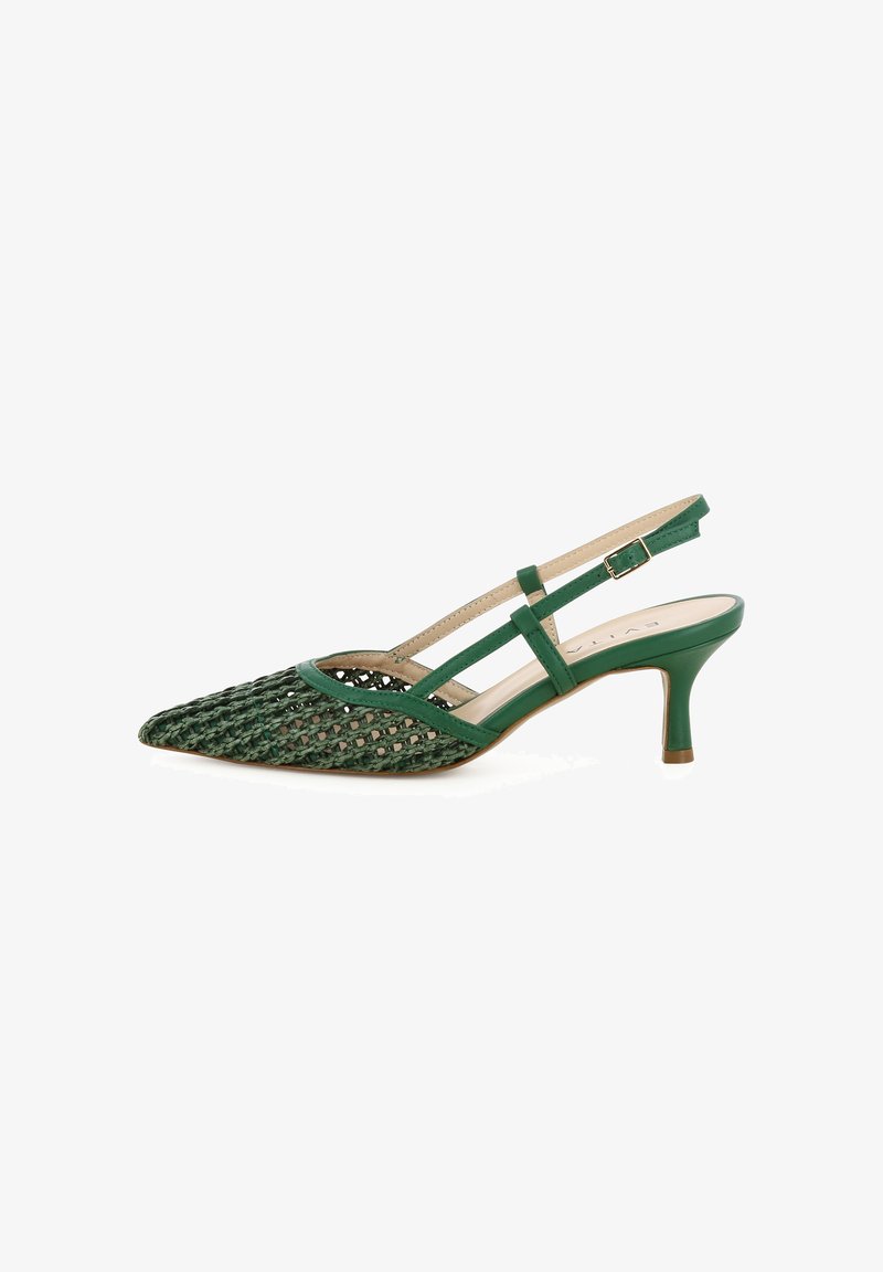 Groene slingback hak met een puntige neus, gevlochten bovenwerk, smalle bandjes, verstelbare gesp en een lage naaldhak op een witte achtergrond.