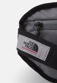 The North Face PACK UNISEX - Bältesväska - smoked pearl/red