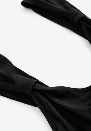 Svart tygband med knutdetaljer; mjuk struktur, slät yta och en enkel design utan ytterligare mönster eller utsmyckningar.