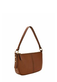 Sac à épaule en cuir marron avec une texture lisse, doté d'une fermeture éclair, d'une seule sangle et d'accents en métal doré.