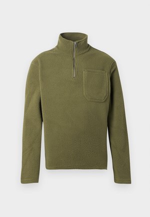 Pullover in pile verde oliva con colletto a mezza zip, maniche lunghe e taschino sul petto. Texture morbida e design resistente.
